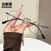 M90196 nova armação de metal versátil para óculos de grau para mulheres, armação pequena simples e artística, bloqueio de luz azul, lentes sem grau, pode ser equipada com lentes de grau