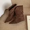 Nova Coleção Outono/Inverno 2026: Botas Curtas Elegantes Plissadas para Mulheres Petite, Botas de Cano Curto Versáteis de Couro Macio com Bico Fino e Salto Escondido