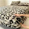 Capa de Cama de Pelúcia de Coelho Espessa Conjunto de Três Peças Cobertura Quente para Cama de Solteiro Capa Protetora à Prova de Manchas e Poeira para Colchão Capa de Tapete Marrom