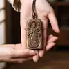 Bodhisattva Ajedrez Madera de Incienso Talla en Relieve Colgante Pixiu de una Cara Estilo Chino Adorno de Madera de Mano Colgante para el Cuello