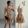 Vestido de cuello halter con estampado de espiga y flecha en color café y blanco roto, transfronterizo europeo y americano 2026, para fiestas y vacaciones