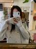 Cardigan Tricotado em Lã com Gola Redonda Redutor de Idade Estilo Retrô Suave para Mulheres com Pontos Visíveis e Aplique de Cogumelo Pequeno Casaco Suéter Primavera e Outono de 2025