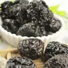 Panela de ferro tâmaras vermelhas salteadas tâmaras vermelhas assadas perfumadas tâmaras vermelhas salteadas tâmaras queimadas reúnam-se ao redor do fogão para cozinhar pasta de tâmaras tâmaras salteadas tâmaras assadas fazer chá chá de tâmaras pretas salteadas