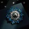 Broche Floco de Neve de Cristal Azul de Luxo Leve e de Alta Qualidade, Liga de Cobre Microincrustada com Zircônio, Pérola Cinza, Acessório de Roupa de Luxo Leve, Alfinete de Novo Estilo