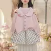 Conjunto Outono Inicial para Meninas 2026 Novo Estilo Infantil Bebê Super Lindo Cardigã Rosa de Tricô Vazado Calça Pantalona de Bolinhas