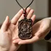 Bodhisattva Ajedrez Madera de Incienso Talla en Relieve Colgante Pixiu de una Cara Estilo Chino Adorno de Madera de Mano Colgante para el Cuello