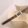 Cinto fino de couro feminino com fivela prateada, de design elegante e simples estilo francês, adequado para combinar com calças casuais e ternos, disponível em estoque na fábrica