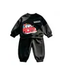 Conjunto nuevo estilo 2026 para niños con forro polar, sudadera holgada de dibujos animados de moda otoño/invierno y pantalones jogger, conjunto de dos piezas, venta al por mayor