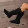 Novas botas casuais femininas de outono, tamanho plus, com zíper lateral, estilo flat, botas flat, botas de cano alto, botas fashion plissadas