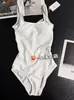 Traje de baño de una pieza tipo camisola sexy estilo resort sin espalda para mujer, corte ajustado con diseño retorcido, estilo tank top, traje de baño blanco simple para mujer