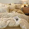 Juego de Ropa de Cama de Leche Gruesa Tallada Cuatro Piezas Más Terciopelo Coral Franela Sábana Falda de Cama Funda de Edredón Juego de Tres Piezas Suministros