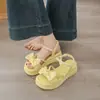 Sandalias de Suela Gruesa con Lazo de Perlas 2026 Verano Nuevo Estilo Zapatos de Tacón Bajo de una Sola Tira Versátiles para Uso Exterior Estilo Hada para Mujeres
