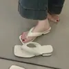 Chanclas de suela gruesa estilo celebridad de internet Chuyuji para mujer, para uso exterior en verano, nuevo modelo de verano 2026, chanclas plateadas de tacón medio