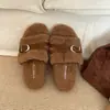 Pantuflas peludas negras retro antideslizantes de suela gruesa para mujer, adecuadas para usar en exteriores, nuevo estilo otoño e invierno 2026, que aumentan la altura, para combinar con faldas, pantuflas de algodón