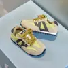 Zapatillas de entrenamiento alemanas para niños de colorblock retro, nueva colección primavera/otoño 2026, diseño transpirable de doble malla para niños, zapatillas deportivas para exteriores para niñas, inspiradas en el estilo "Forrest Gump"