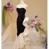 Vestido de Noite Preto Brilhante com Alças Finas, com uma Vibração de Alto Padrão, Luxuosa e Elegante para Socialites, Adequado para Festas de Aniversário, Figuras Petite e Apresentando uma Silhueta Sereia