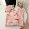 Pijama de Algodón Nube para Mujer, Verano Holgado Dulce Estampado de Leopardo Bordado de Concha Manga Corta Pantalón Largo Conjunto de Tres Piezas, Ropa para el Hogar que se Puede Usar Afuera