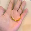 Cadena para Clavícula con Pequeñas Cuentas Cuadradas Brillantes Chapadas en Oro y Fragmentos de Oro Collar para Mujer, Diseño Minimalista y Lujoso