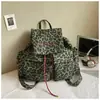 2026 Nova Mochila Casual Estilo College Estampa de Leopardo Feminina Bolsa Escolar para Estudante Universitário Versão Coreana Grande Capacidade Bolsa para Passeio e Viagem