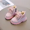 Novos estilos de outono e inverno de botas Martin infantis, com forro de fleece, design unissex, botinhas estilo britânico e botas de couro quentes e antiderrapantes para bebês.
