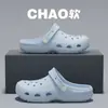 Zapatos de Agujeros con Flores Rosas para Mujer 2026 Verano Nuevo Estilo Calzado Exterior Transpirables Antideslizantes Resistentes al Desgaste Sandalias Tipo Zueco de EVA para Hombre