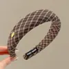 Faixa de cabelo da moda e estilosa na cor café para mulheres, faixa de cabelo versátil de alta qualidade, faixa de cabelo antiderrapante para lavar o rosto, acessório de cabelo estilo coreano