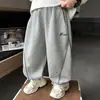Roupas Infantis Masculinas Primavera e Outono Costura Contrastante Bordado Calças Esportivas Estilo Coreano Crianças Bonitas Tendência Calças de Moletom Largas Calças Longas para Bebê Comércio Exterior