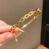 Pulsera Hebilla Hueca Letra Zirconia Chapada en Oro Real de 18K Pulsera Versátil de Nicho Joyería para Manos de Lujo Ligero y Sensación de Alta Gama para Mujeres