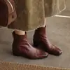 Botines cortos de cuero de vaca de primera capa con diseño brogue tallado, elegantes y con estilo, para ir al trabajo, de corte ajustado, con cremallera trasera y tacón medio grueso.