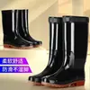 Botas de lluvia de caña alta, engrosadas y resistentes al desgaste, con suela de goma, para hombres y mujeres, con propiedades antideslizantes, resistentes a ácidos y álcalis, impermeables y cálidas, adecuadas para uso en invierno y sitios de construcción.