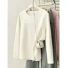 Ropa interior de talla grande, elegante, de color liso para mujer, nueva colección de otoño, camiseta de manga larga a la moda con cuello redondo, diseño de retazos, botones y abertura 0884