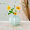 Florero Blue Star Nube de Grulla Salvaje, una pieza decorativa para la sala de estar, perfecta para arreglos florales, que irradia un lujo ligero y una estética de alta gama. Es un jarrón de cerámica adecuado para uso doméstico y se puede utilizar como un pequeño recipiente para flores o un adorno decorativo.