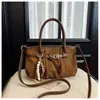 Bolso de axila estilo retro casual para mujer, nuevo modelo 2025, bolso tote de gamuza de gran capacidad, bolso de hombro simple para el día a día