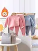 Conjunto de ropa interior térmica gruesa con forro de polar para niños y niñas, estilo de color liso de cintura alta para proteger el abdomen, otoño e invierno