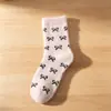 Meias de pelúcia até a panturrilha com jacquard de laço, macias e amigáveis à pele, adequadas para o uso diário, fofas e estilosas para meninas
