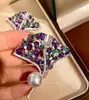 Exquisita Broche de Hoja de Ginkgo con Perla Blanca Australiana y Circonita Morada Estilo Lujo Ligero para Mujer Pin para Suéter de Otoño e Invierno con Sentido de Ambiente