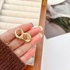 Aretes de Metal Retro Francés para Mujer Estilo Frío 2023 Nueva Moda Nicho de Alta Gama Aretes de Aro Dorados