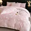 Conjunto de Roupa de Cama de Leite Felpudo Esculpido de Alta Densidade Outono/Inverno 2026 Conjunto de Quatro Peças Capa de Edredom com Borda Fosca 3D Roupa de Cama