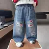 Roupa Masculina para Primavera e Outono Jeans Denim Estilo Coreano Calças Casuais Rasgadas Bonitas para Crianças Calças de Outono para Bebê Comércio Exterior