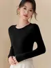 Nueva Colección Otoño/Invierno 26: Camiseta Base Blanca de Cuello Redondo para Mujer con un Suéter de Punto de Lana Estilo Chanel Debajo