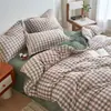Juego de cuatro piezas de terciopelo de leche con estampado de rayas simples clase A, antiestático para invierno, engrosado para abrigar, y un juego de tres piezas con forro polar adicional para dormitorios