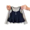 Ropa de otoño para niños estilo coreano: Un conjunto de camisola con estampado floral de moda y camiseta de manga larga para niñas, perfecto para usar en capas y crear un look lindo