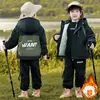 Abrigo de Otoño e Invierno para Niños 2025 Nuevo Estilo Estilo Callejero Travieso Guapo Pequeño Niño Forrado de Felpa Engrosado Superior Cortavientos para Niños Chaqueta de Algodón Moderna