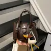 Bolso de mano pequeño transfronterizo para mujer, nuevo bolso de hombro texturizado de moda de verano 2026, bolso cruzado tipo cubo para el trabajo