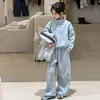Conjunto de Colete Acolchoado Estilo Coreano para Meninas 2026 Outono/Inverno Novo Roupa de Inverno Infantil Conjunto de Três Peças com Moletom e Calça de Pernas Largas