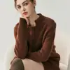 Conjunto de dos piezas de cachemira de cinco agujas engrosado para mujer, cárdigan de punto con cuello alto, traje de moda con shorts acanalados de color liso clásico