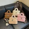 Nuevo bolso de mano de felpa de lana de cordero estilo japonés y coreano, un bolso cuadrado pequeño moderno y versátil para mujer, perfecto para otoño e invierno, con un look chic y sofisticado, y se puede llevar como bolso de hombro