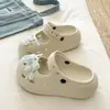 Look Delicado e FemininoSandálias EVA tipo Clog com Estampa de Urso Floral Azul para Mulheres, Sandálias Fechadas Mary Jane de Verão para Uso Externo com Aumento de Altura