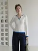 Top de capa base de punto blanco de dos piezas estilo coreano con mangas largas, colección otoño 2026, bloques de color, hombro normal, cuello en V, para mujer