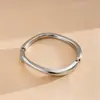 Pulseiras Redondas Lisas Europeias e Americanas Transfronteiriças com Design Irregular Único, Joias de Estilo Minimalista de Luxo Leve para Mulheres